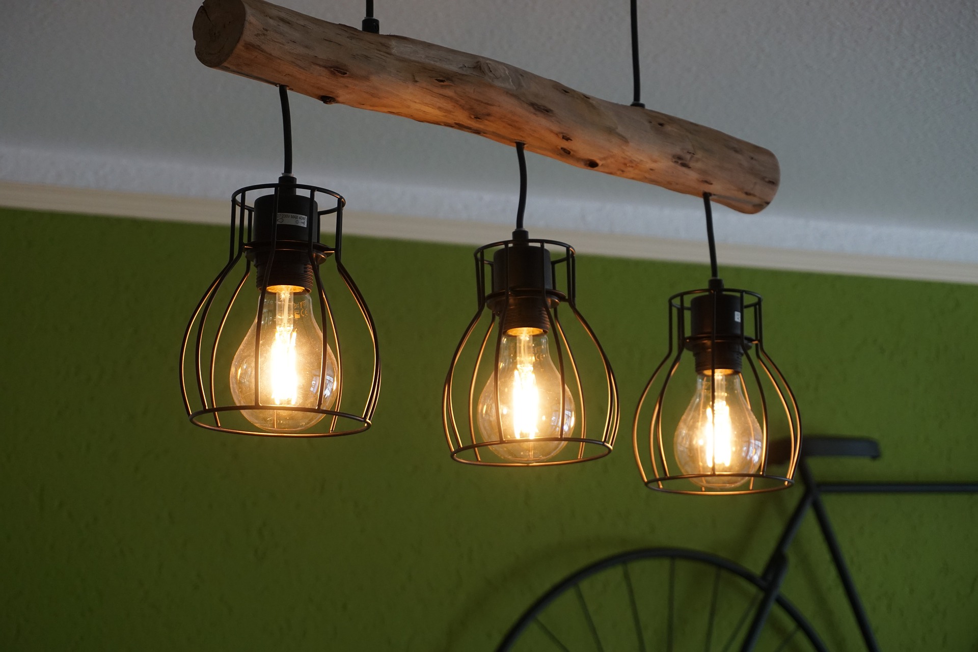 Závěsné LED světlo do kuchyně se dřevem